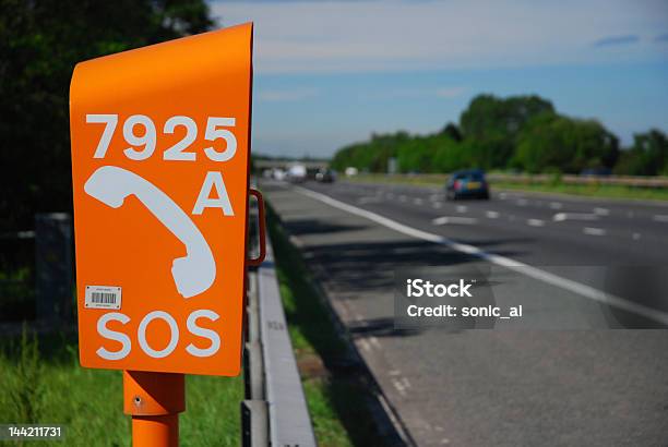 Camino De Teléfono De Emergencia Foto de stock y más banco de imágenes de Autopista - Autopista, Avería de coche, SOS