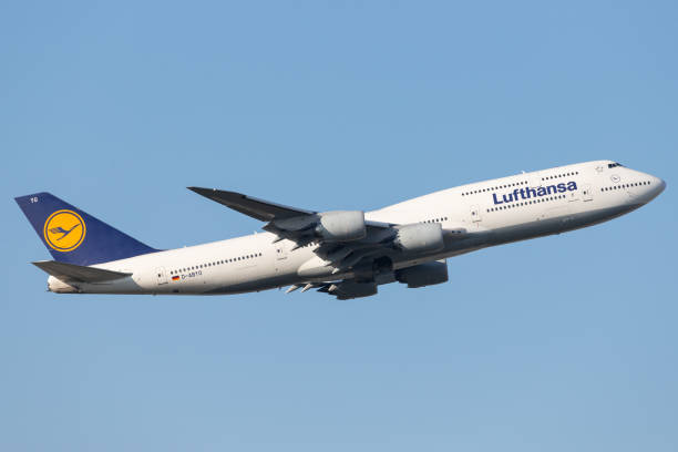 lufthansa boeing 747-8 d-abyo - boeing photos et images de collection