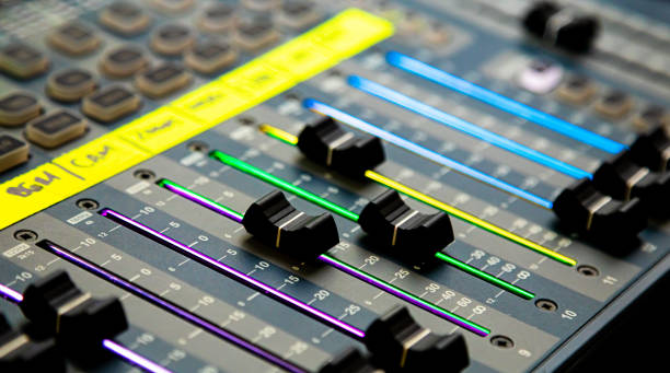 schieberegler und tasten auf dem audio mixing desk bei live-event - av equipment stock-fotos und bilder