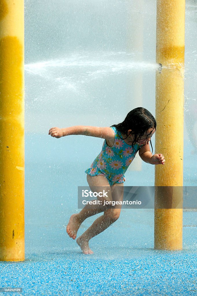 Fille jouant dans l'eau d'arrosage - Photo de Activité libre de droits
