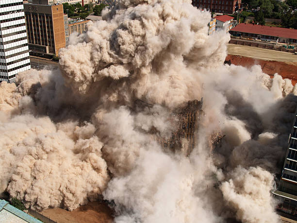 edificio implosion nel centro di johannesburg, sud africa - imploding foto e immagini stock