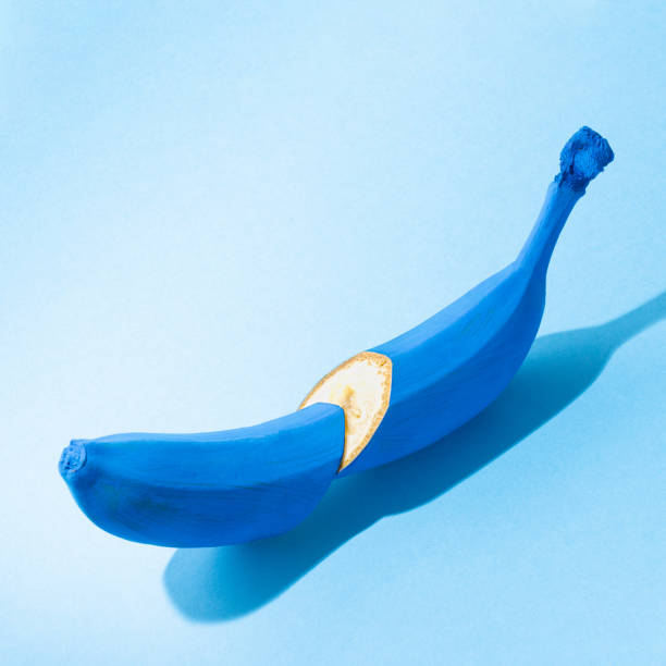 istock Blue sliced banana on a pastel background 1442122773