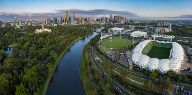 vista panorámica aérea del parque aami y el río yarra que conduce a melbourne en el fondo - melbourne australia yarra river river fotografías e imágenes de stock