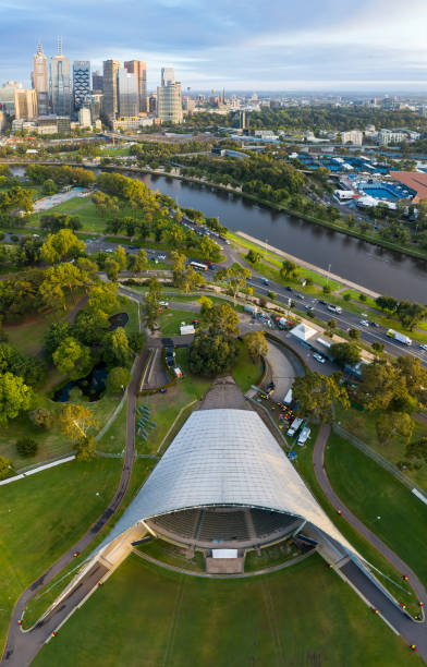 вертикальный вид с воздуха на sydney myer music bowl рядом с рекой ярра в мельбурне, австралия - building exterior vertical image sydney australia стоковые фото и изображения