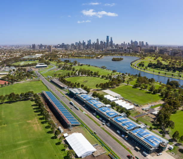 luftaufnahme der albert park f1 grand prix strecke mit dem see und melbourne im hintergrund - grand prix rennen stock-fotos und bilder