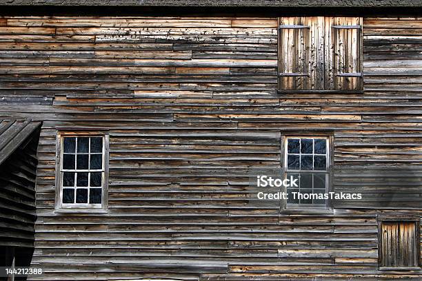 Esposto Alle Intemperie Barn Parete - Fotografie stock e altre immagini di Fienile - Fienile, Finestra, Legno