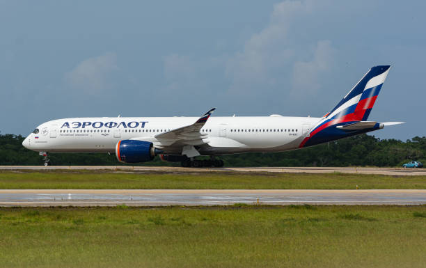 aeroflot airlines à l’aéroport de varadero, cuba - aeroflot photos et images de collection