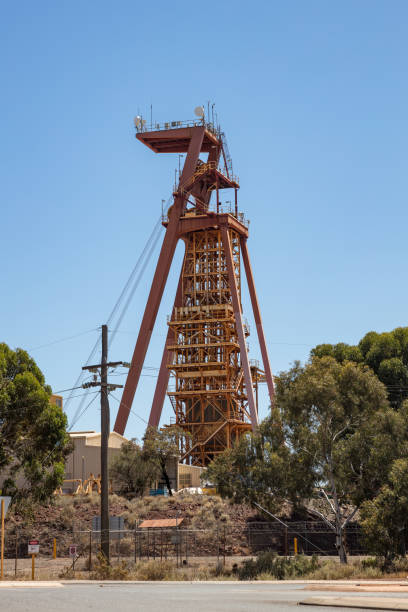 西オーストラリア州カルグーリーの住宅街に展示されている古い鉱山の頭 - town australia kalgoorlie mining ストックフォトと画像