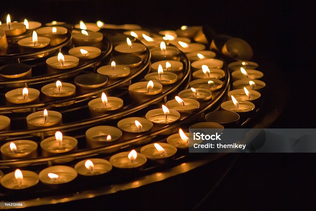 Vela votiva - Foto de stock de Iglesia libre de derechos