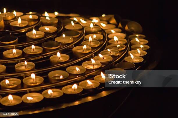 Vela Votiva Foto de stock y más banco de imágenes de Iglesia - Iglesia, Vela votiva, Catedral