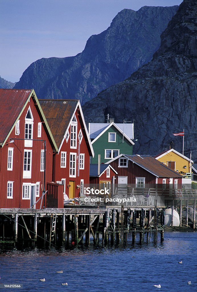 Разноцветные дома в Henningsvaer-Lofoten Остро�в - Стоковые фото Rorbu роялти-фри