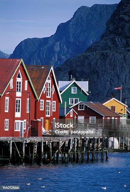 Разноцветные Дома В Henningsvaerlofoten Остров — стоковые фотографии и другие картинки Rorbu - Rorbu, Береговая линия, Бухта