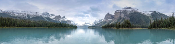 vista panorâmica do lago maligne no parque nacional de jasper, alberta, canadá - mountain mist fog lake - fotografias e filmes do acervo