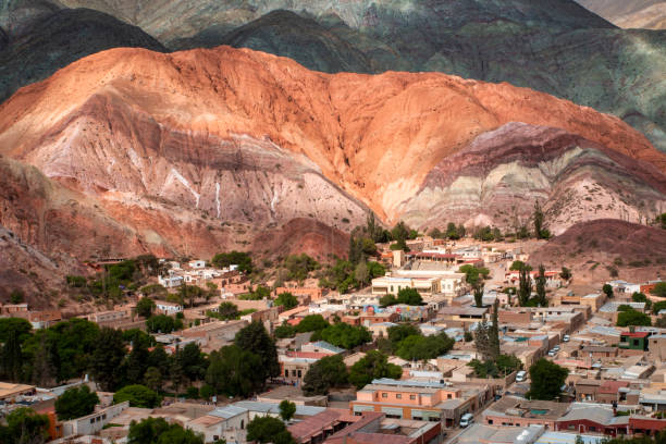 purmamarca es un hermoso pueblo entre las coloridas montañas de jujuy. - photography north america cactus plant fotografías e imágenes de stock