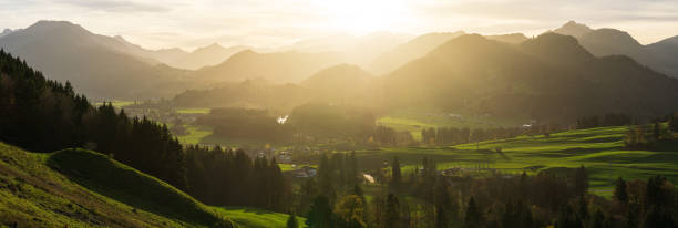 linda paisagem rural de montanha sob bela luz solar. oberstdorf, allgau, alemanha. - oberstdorf - fotografias e filmes do acervo