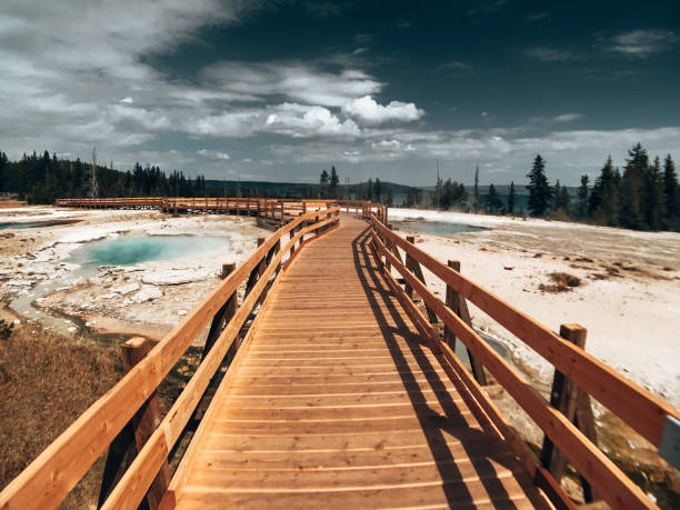 parque nacional de piedra amarilla - río firehole fotografías e imágenes de stock