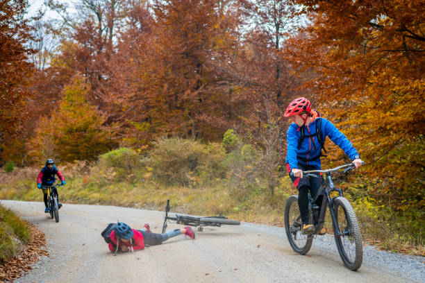 ciclista de montanha batendo na floresta - acidente evento relacionado com o transporte - fotografias e filmes do acervo