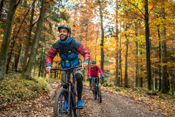 숲에서 산악 자전거를 타는 남자와 여자 - real people blue white friendship 뉴스 사진 이미지