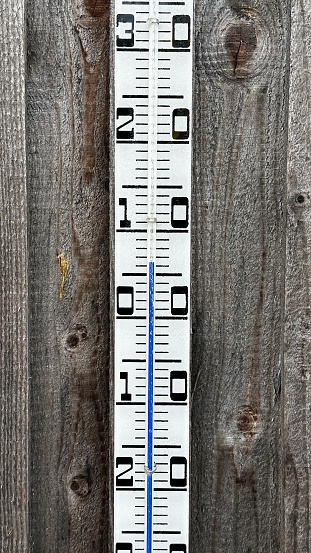 Temperature measurement on a gray wooden wall