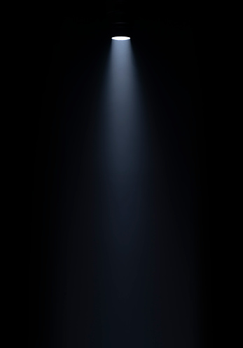 Primer plano del haz de luz aislado sobre fondo negro photo
