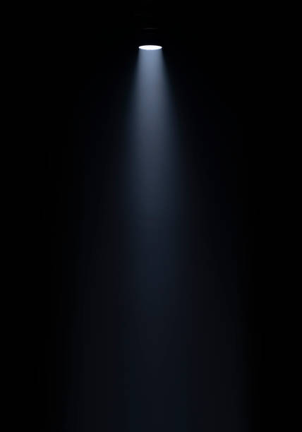 primo piano del fascio di luce isolato su sfondo nero - searchlight foto e immagini stock