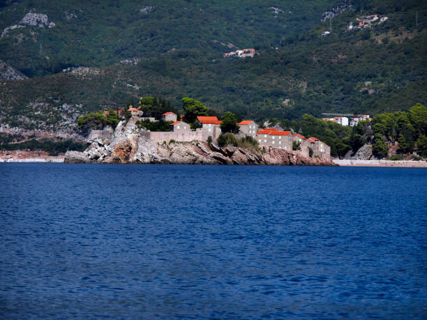 o belo sveti stefan, ou a maior atração da costa adriática de montenegro, infelizmente, não está disponível para os turistas hoje - unfortunately - fotografias e filmes do acervo