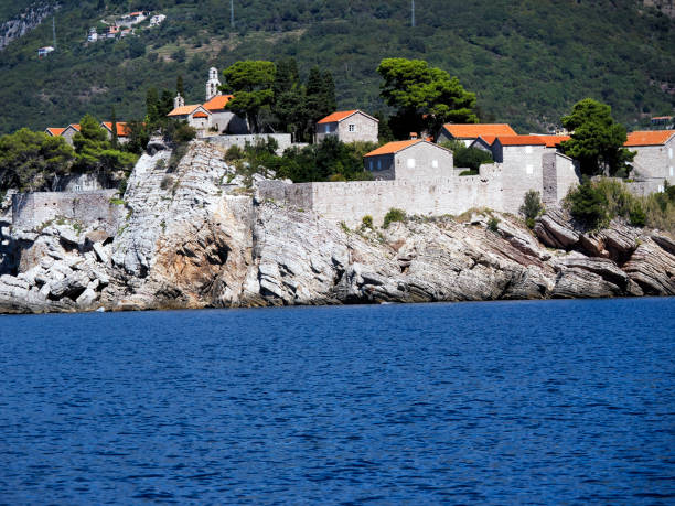 o belo sveti stefan, ou a maior atração da costa adriática de montenegro, infelizmente, não está disponível para os turistas hoje - unfortunately - fotografias e filmes do acervo