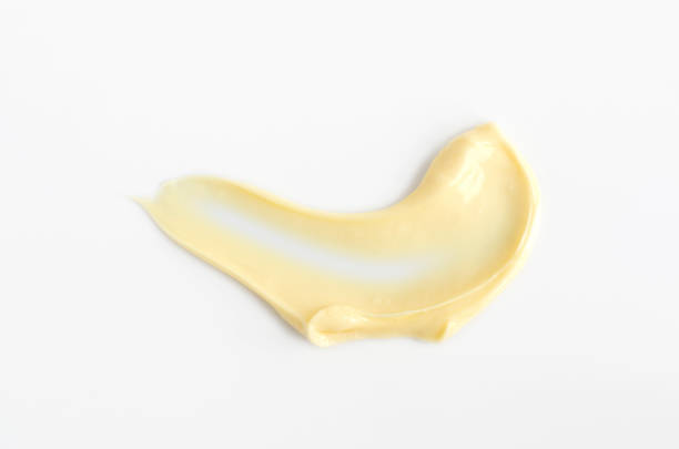 желтая маска красоты (банановый крем для лица, маска для лица с маслом ши, масло для тела) образец. мазок кисти с макросом кремовой текстуры н - масло ши стоковые фото и изображения