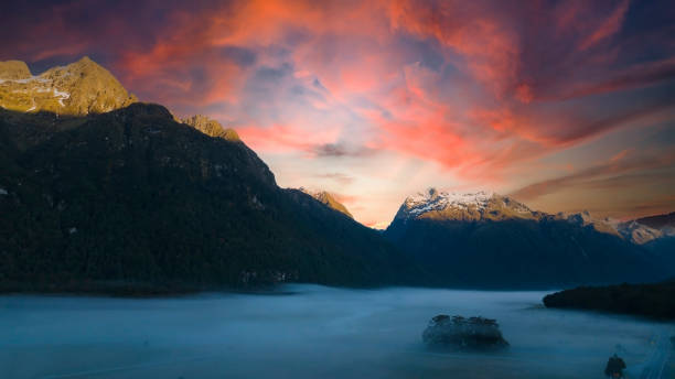 la vista de la montaña de la escena otoñal y la niebla por la mañana con la escena del cielo del amanecer en el parque nacional fiordland - new zealand fotos fotografías e imágenes de stock
