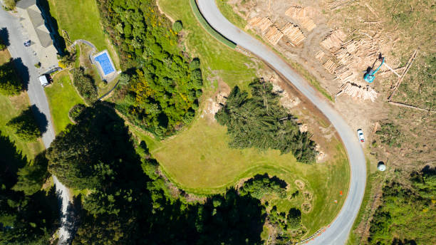 vista aérea da estrada no campo - road trip road new zealand horizon - fotografias e filmes do acervo