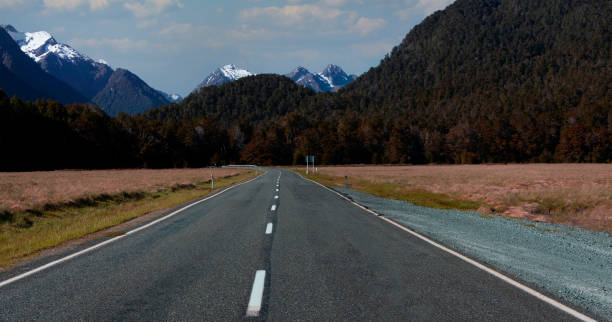 vista da viagem rodoviária da viagem na estrada de asfalto vazia e na paisagem da natureza da montanha - road trip road new zealand horizon - fotografias e filmes do acervo