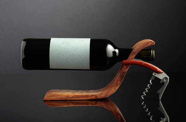 bottiglia di vino rosso con etichetta vuota. - wine wine rack winery black foto e immagini stock