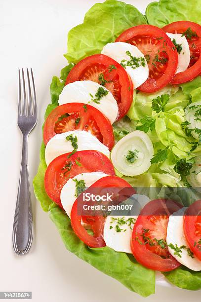 Ensalada Caprese Foto de stock y más banco de imágenes de Aceite de oliva - Aceite de oliva, Albahaca, Alimento