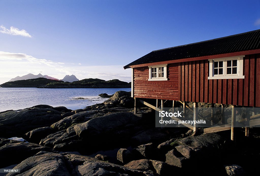 red house em Lofoten Island - Foto de stock de Apartamento royalty-free