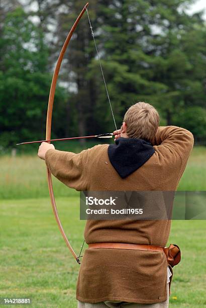 Archer Стрельбы Стрелы На Цели — стоковые фотографии и другие картинки Archery - Archery, Армия, Белый