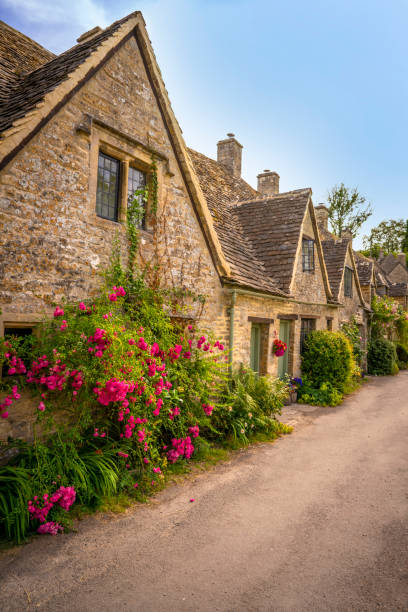 bibury, arlington row in cotswolds uno dei villaggi più belli d'inghilterra regno unito - cotswold foto e immagini stock