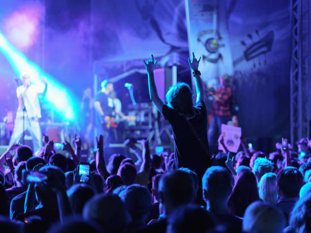 i giovani sono eccitati durante il concerto rock di strada nella notte di kaliningrad. - concert band foto e immagini stock