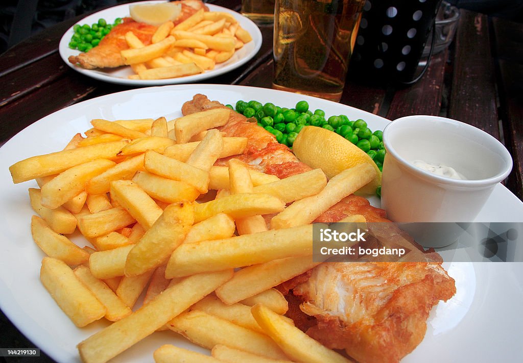 Dwie płyty z fish and chips - Zbiór zdjęć royalty-free (Biały)