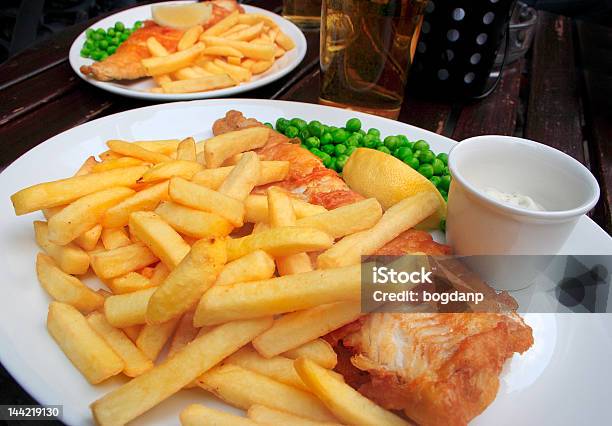 Dwie Płyty Z Fish And Chips - zdjęcia stockowe i więcej obrazów Biały - Biały, Cholesterol, Cytryna