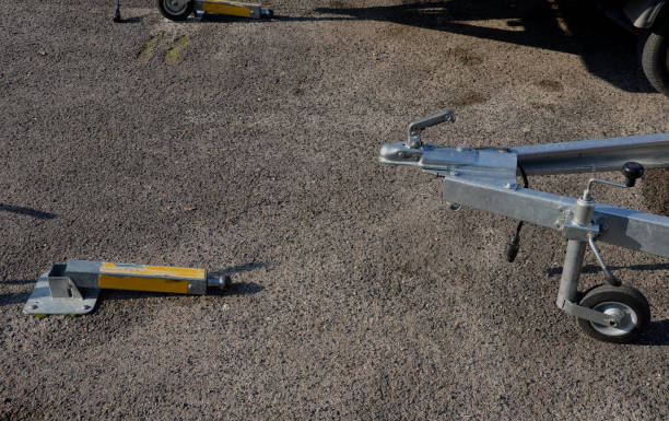lockable parking lot for trailers behind a car or pickup truck. the end of the towing device on the tipping post attached to the road. a tow truck, a truck tarpaulin and an ordinary body with sides, carrier, fender, harness, homologation, hitch, inspection, light truck, rental, trailer, vehicle estacionamiento con cerradura para remolques detrás de un automóvil o camioneta. el extremo del dispositivo de remolque en el poste basculante conectado a la carretera. una grúa, una lona de camión y una carrocería ordinaria con laterales