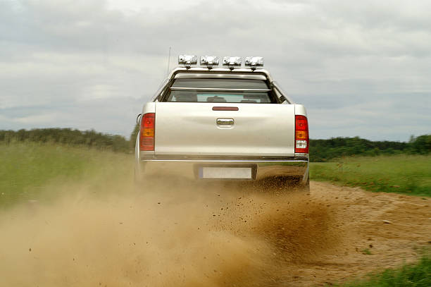 a divertir-se em gravilha - off road vehicle fotos imagens e fotografias de stock