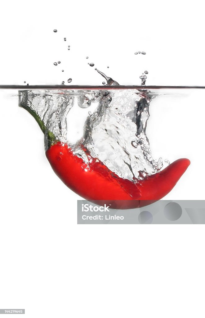 Pimenta vermelha na água - Foto de stock de Branco royalty-free