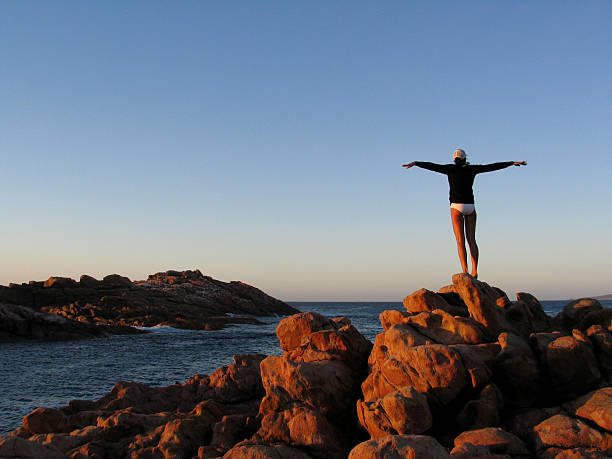 menina olhando para o oceano índico, na austrália ocidental - margaret river - fotografias e filmes do acervo