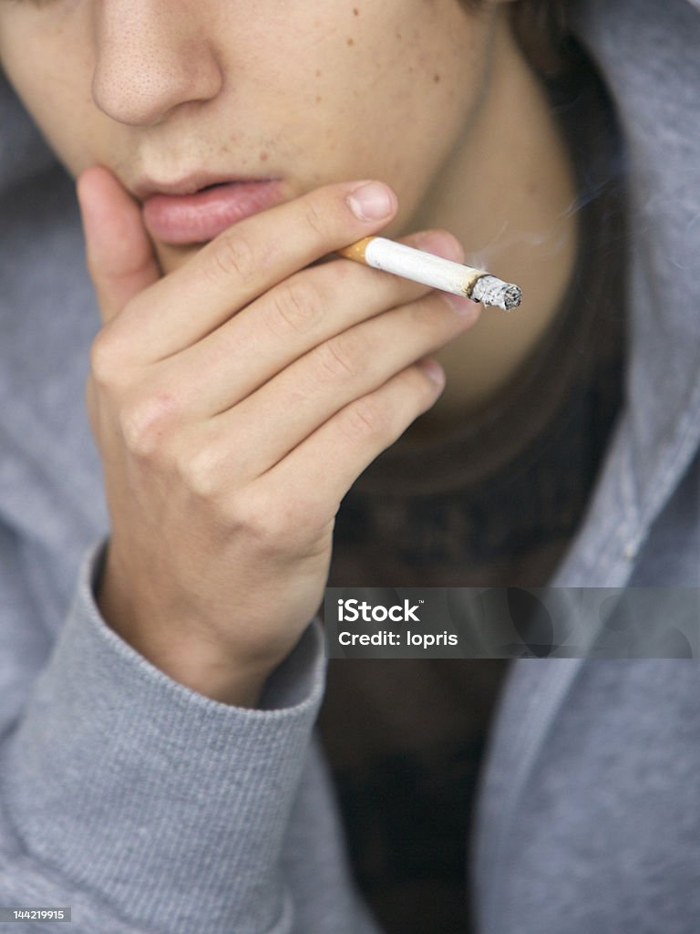 Fumeur personne - Photo de Adolescence libre de droits