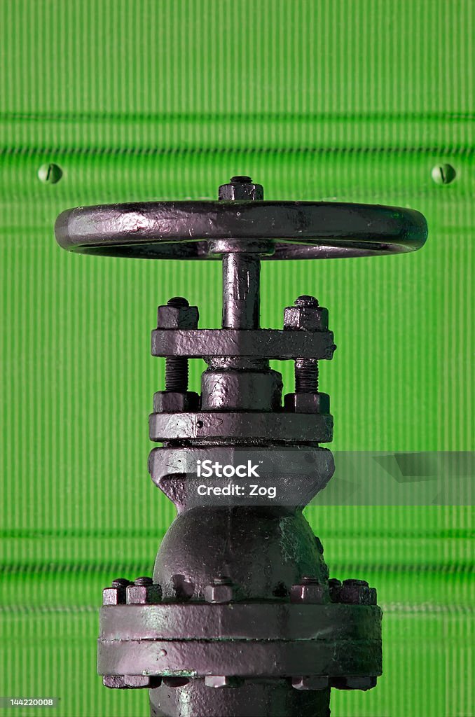 Valvola su verde - Foto stock royalty-free di Acciaio
