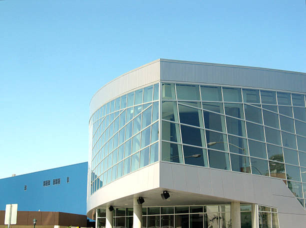 Centro de Convenciones de Spokane y cielo azul - foto de stock