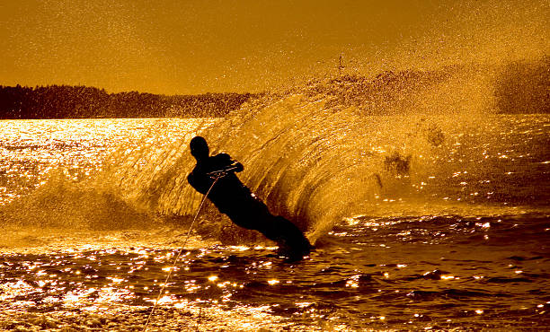 sci nautico nella famosa fiordi norvegesi - water ski foto e immagini stock