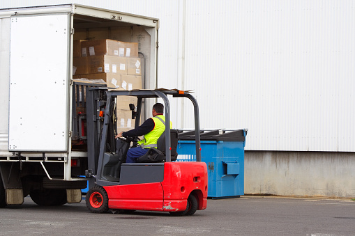 Seorang Sopir Forklift Memuat Truk Foto Stok Unduh Gambar Sekarang Seorang Sopir Forklift Memuat Truk Foto Stok Unduh Gambar Sekarang