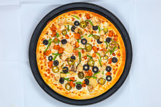chicken fajita pizza isolated on wooden background, spiced chicken cubes and cheese combination on bread, italian food top view - pepperoni pizza green olive italian cuisine tomato sauce imagens e fotografias de stock