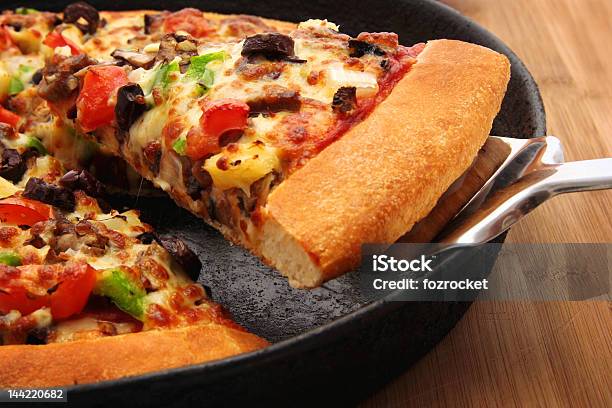 Где Подают Пиццу — стоковые фотографии и другие картинки Пицца - Пицца, Посуда для готовки, Глубокий
